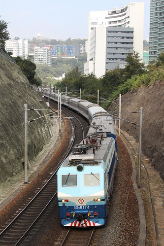 SS8 0173 leads through the curves near University station