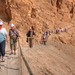 Pilgergruppe beim Abstieg von Masada Ã¼ber die rÃ¶mische Rampe
