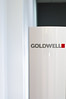 Goldwell Logo auf Regal beim Friseur