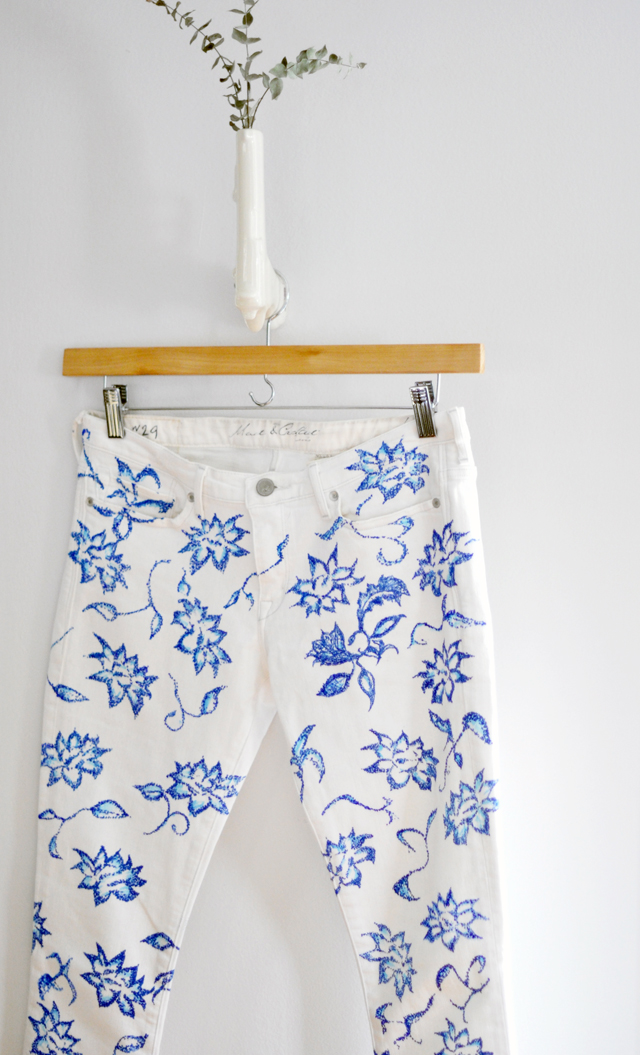 diy floral jeans-white jeans with blue floral pattern