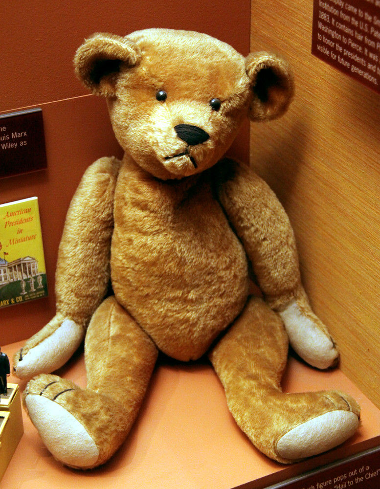 Teddy bear early 1900s - Smithsonian Museum of Natural History - 2012-05-15