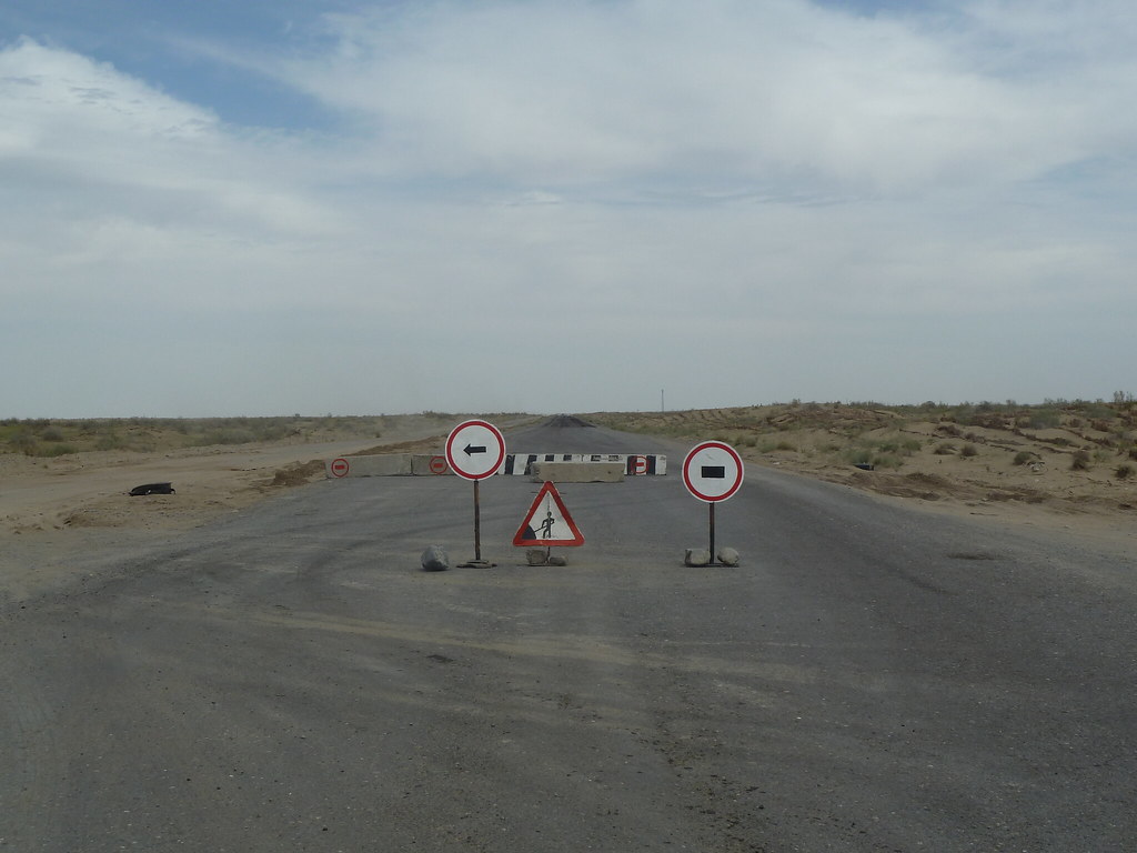 Carretera en obres arribant a Turkmenabat (Turkmenistan)