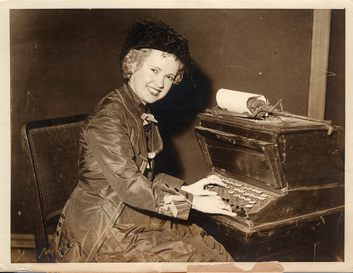 1933 iii 25 anon for Int'l News New York - Lady typist at 1st typewriter at YWCA