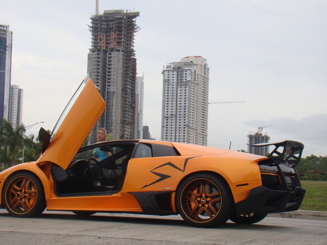 This replica of a Orange Lamborghini Murcielago LP6704 is a perfect 