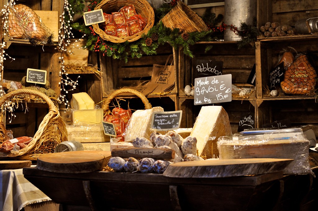 On peut acheter les produits de Savoie au marché de Noël de Grenoble ~ At the Christmas market in Grenoble we can also buy Savoie products