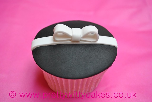 Black and White Bow Wedding cupcakes