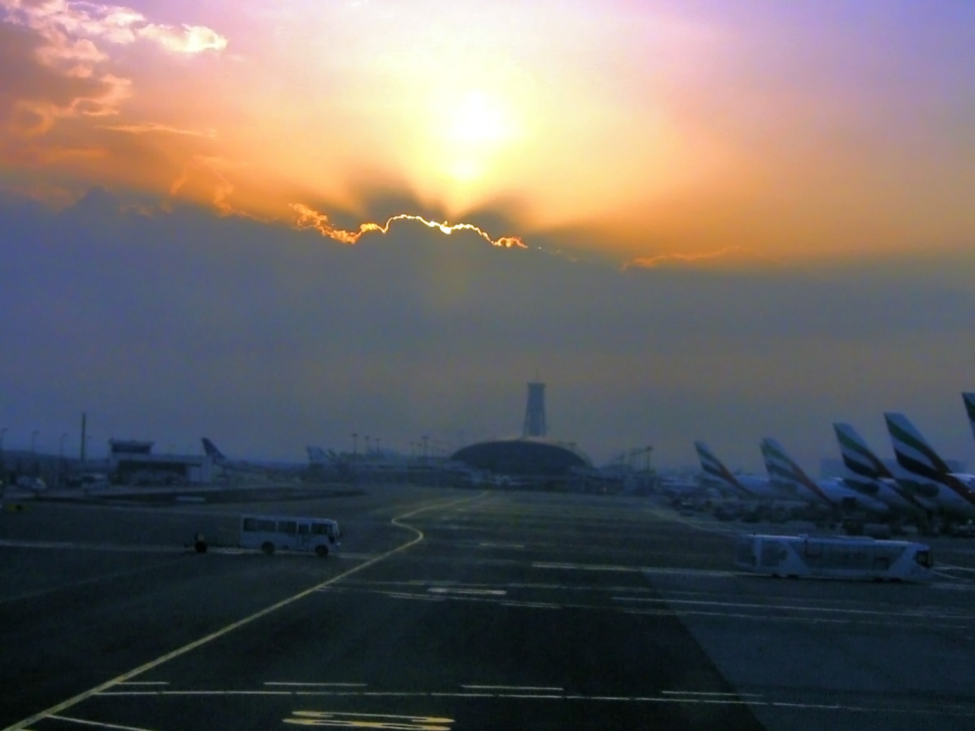 Рассвет в дубайском аэропорту