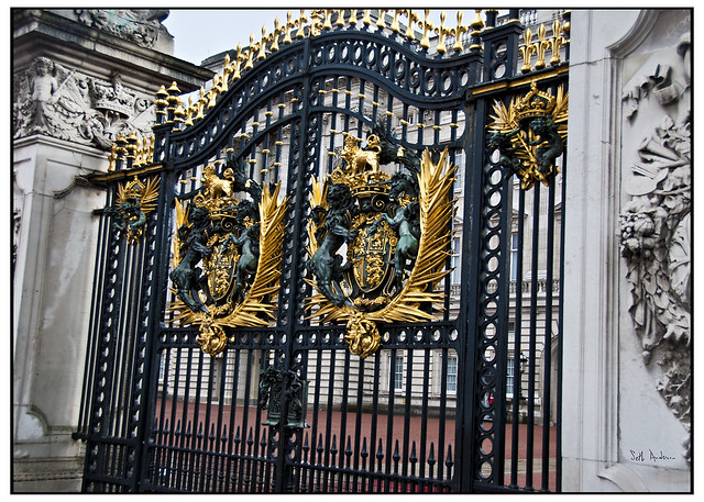 Gate - Buckingham Palace