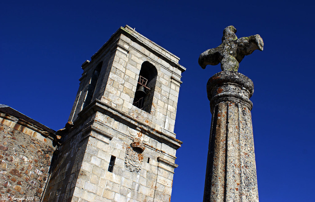 Campanario del Santuario de Nuestra Señora de la Peña de Francia y cruz de El Rollo - Peña de Francia - Salamanca