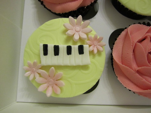 piano cupcake