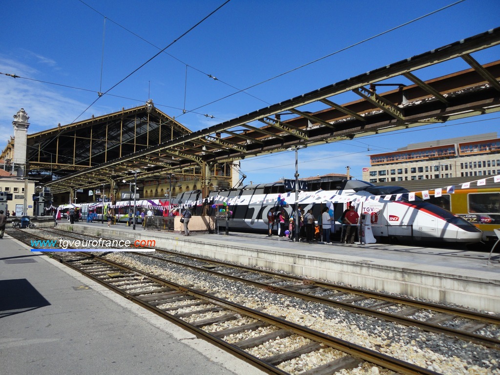 Vue d'ensemble de la gare Saint-Charles accueillant la rame TGV Expérience
