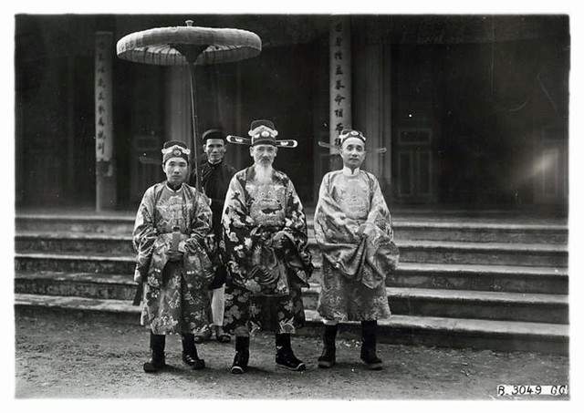 Hue 1927 - Hauts mandarins en grand costume de cérémonie