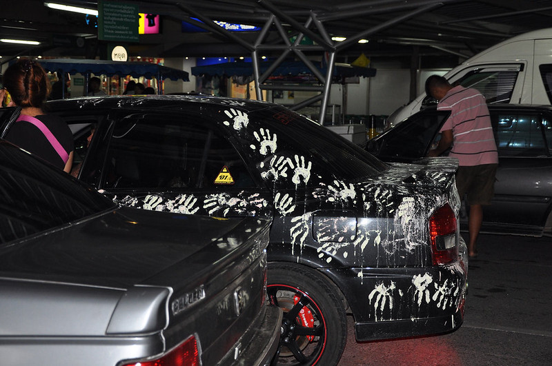 Машина в отпечатках ладоней во время Сонгкрана