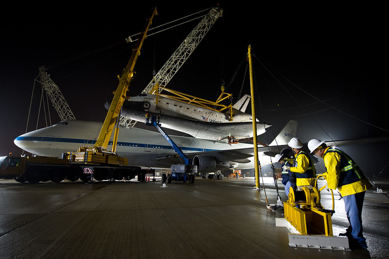 Shuttle Discovery Is Demated From SCA (201204190007HQ)