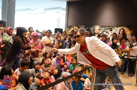 Ahmad Idham and Fans at TGV Mesra Mall 2nd Anniversary