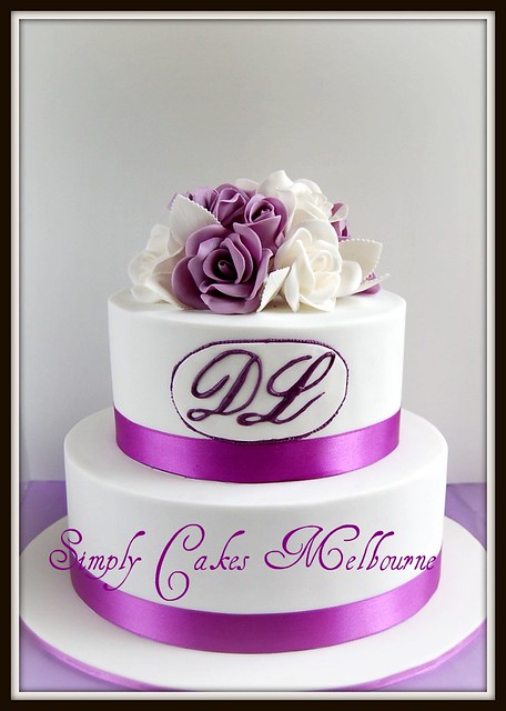 Purple and White Roses themed wedding cake