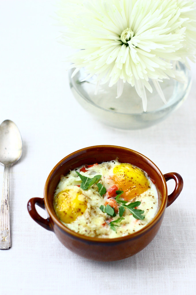 Baked eggs with smoked salmon, arugula and manchego