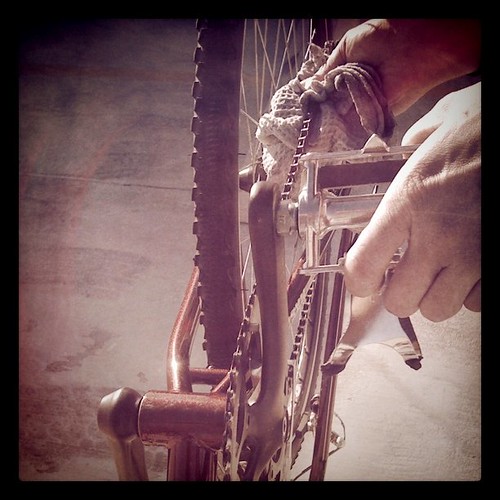 cleaning bike chains is so hot
