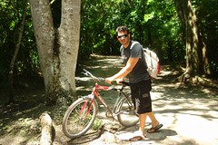 La mejor opción de visitar el enorme complejo de Cobá es alquilando una bicicleta.