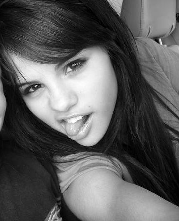 Selena Rare for people who just want the picture of selly 