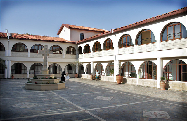 Αυλή Μονής Παναγίας του Γλωσσά / Panagia Glossa monastery