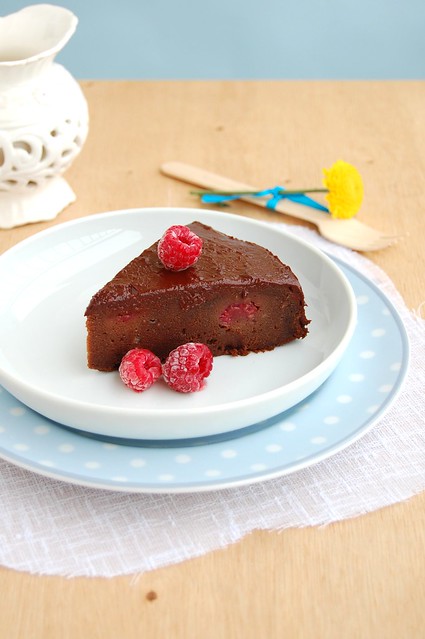Gooey chocolate cake with raspberries Bolo cremoso de chocolate e 