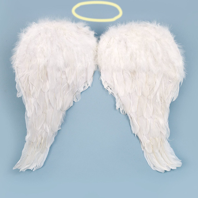 alas de angel con un fondo azul utilizando una aureola sobremontada