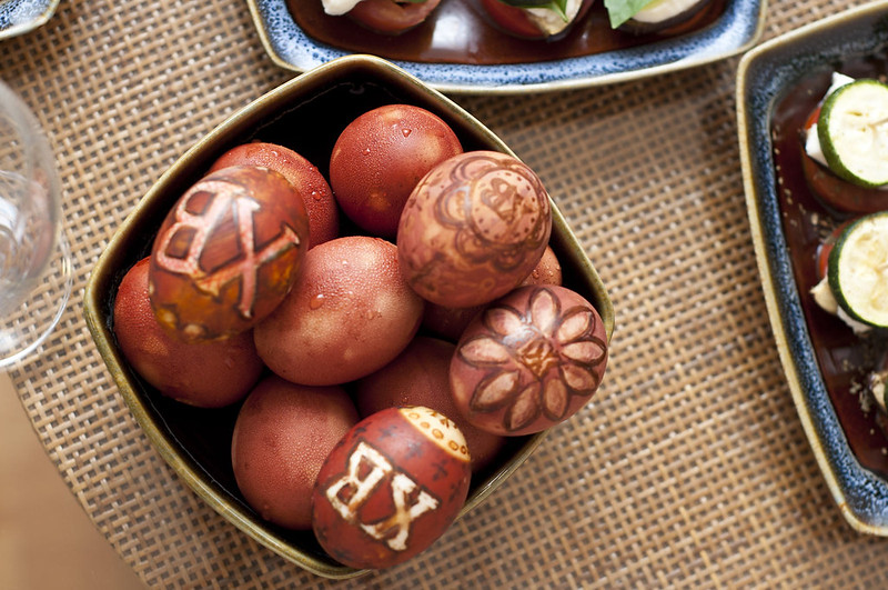 Крашеные яйца на праздничном столе
