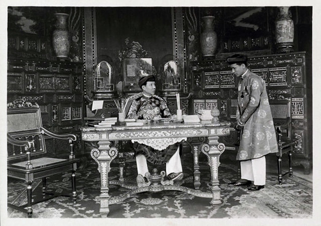 1919 - Sa Majesté Khai Dinh, et son secrétaire particulier