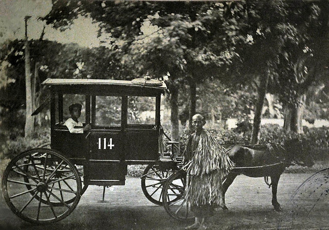 Transport à Saigon, un cocher et son manteau de pluie, vers 1930