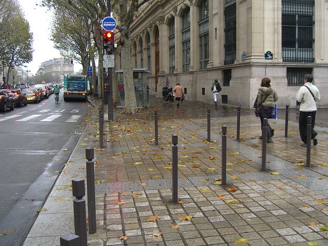 Пересечение тротуара с выездом из паркинга в центре Парижа