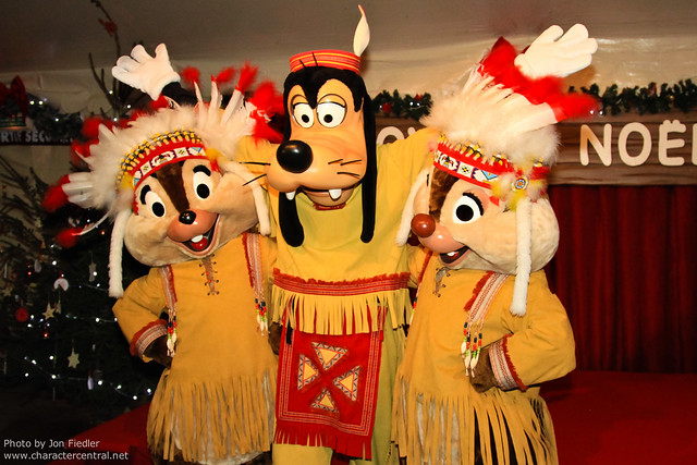 DLP Dec 2010 - Christmas Carolling with the Disney Characters