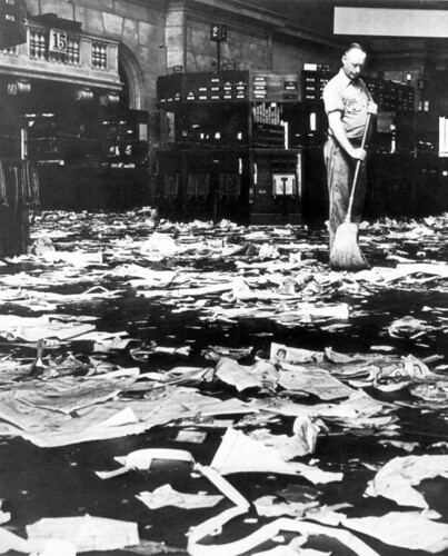 Schoonmaker veegt de vloer na de beurskrach van 1929 / Cleaner sweeping the floor after the Wall Street crash, 1929