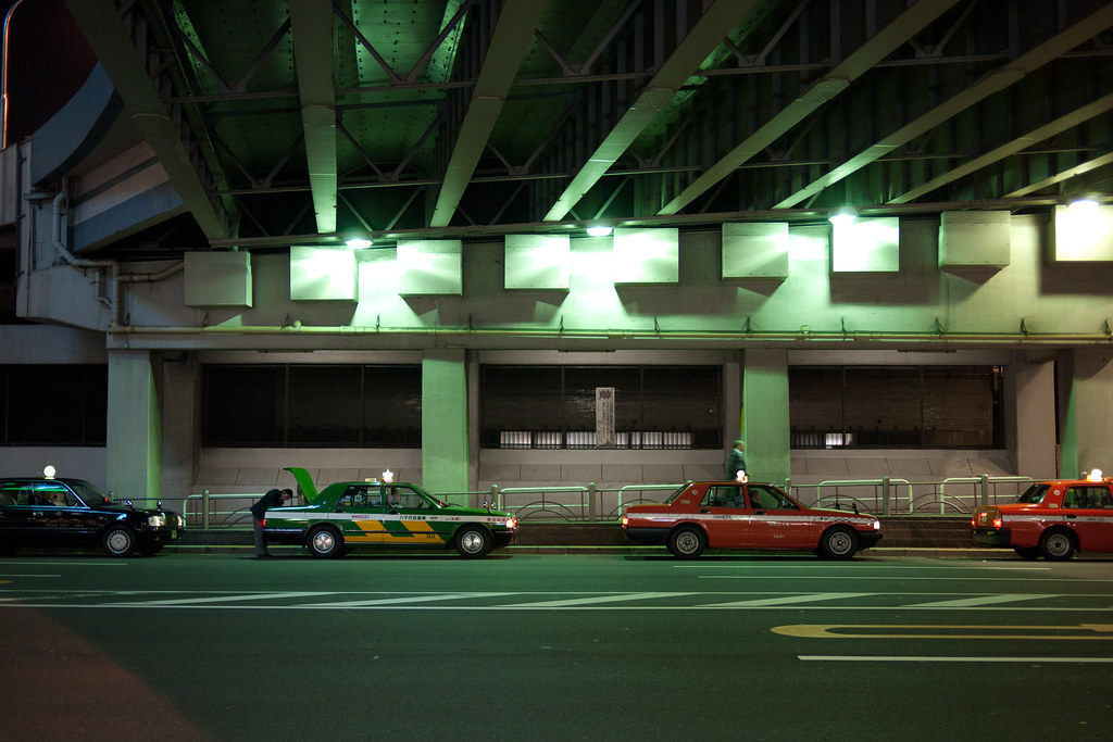 ガード下のタクシー 2011/02/24 P1030978