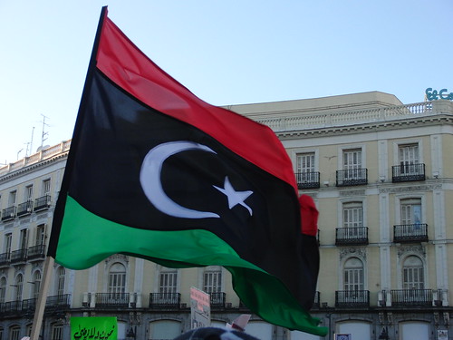 Una bandera libia en una protesta en Madrid