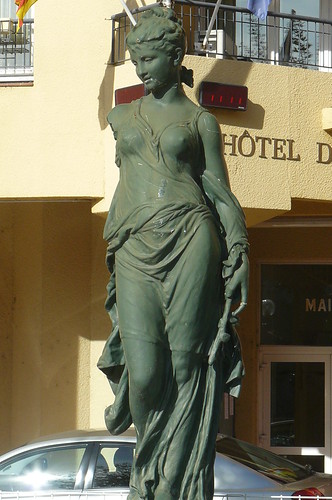 la statue de la borne-fontaine du front de mer by Claudie K
