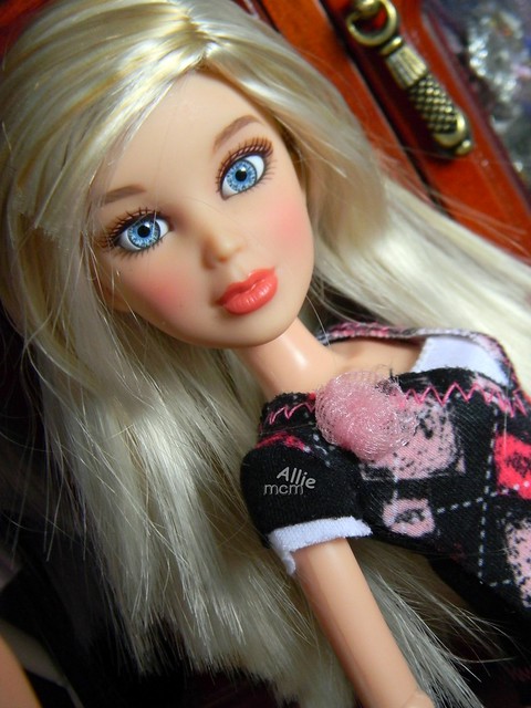 AllieLiv Doll I got her for my birthday on the 22nd I'm 14 WOOT