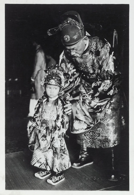 Hue 1936 - Le petit prince impérial et son gouverneur - Thái tử Bảo Long, con vua Bảo Đại