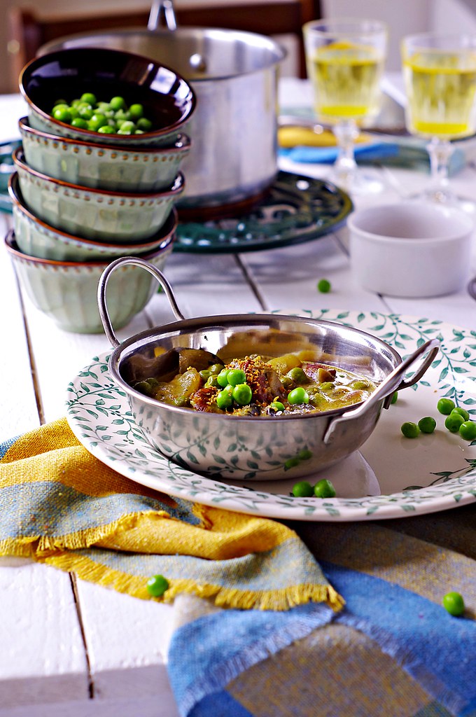 curry z chorizo, ziemniakami i 
groszkiem