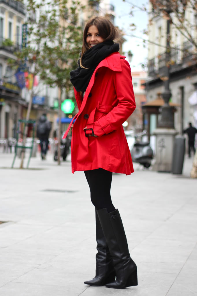 street_style-look-outfit-leather_skirt-high_boots-polka_dot-sweater-black_and_white-trench-red-lunares-falda_cuero-botas-gabardina-trendy_ta_zps7d97901c
