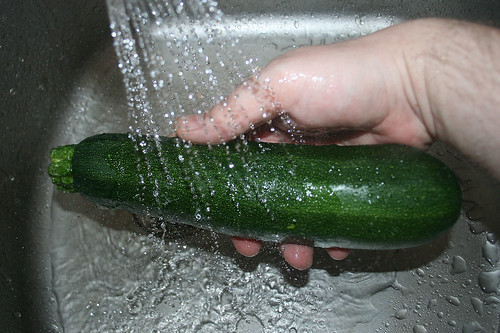 15 - Zucchini waschen / Wash zucchini