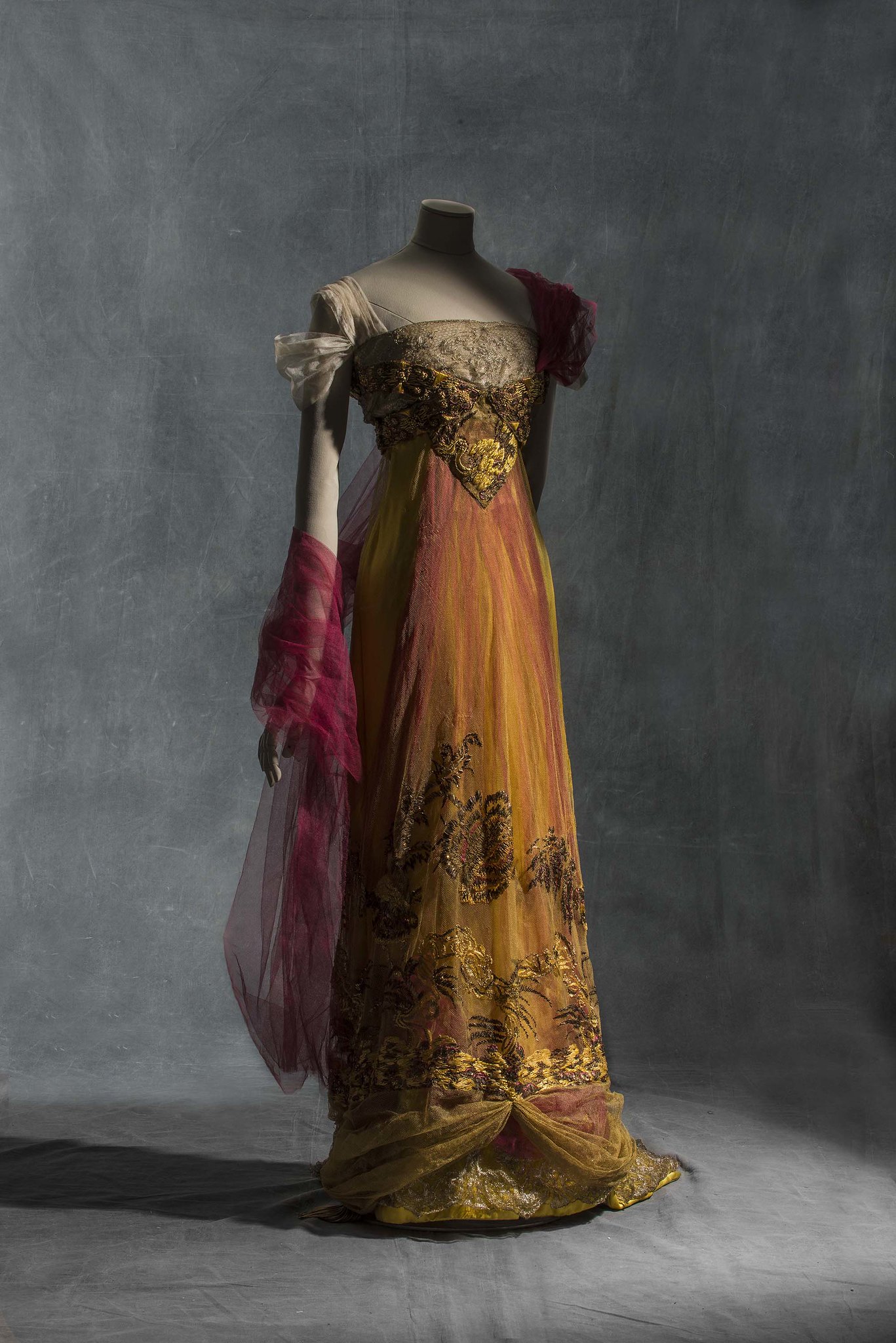 Callot Soeurs, evening dress, 1909-1913. Silk satin metallic tulle and silk tulle. Collection UFAC © Les Arts Décoratifs, Paris photo Jean Tholance