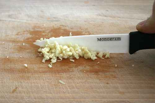 13 - Knoblauch zerkleinern / Cut garlic