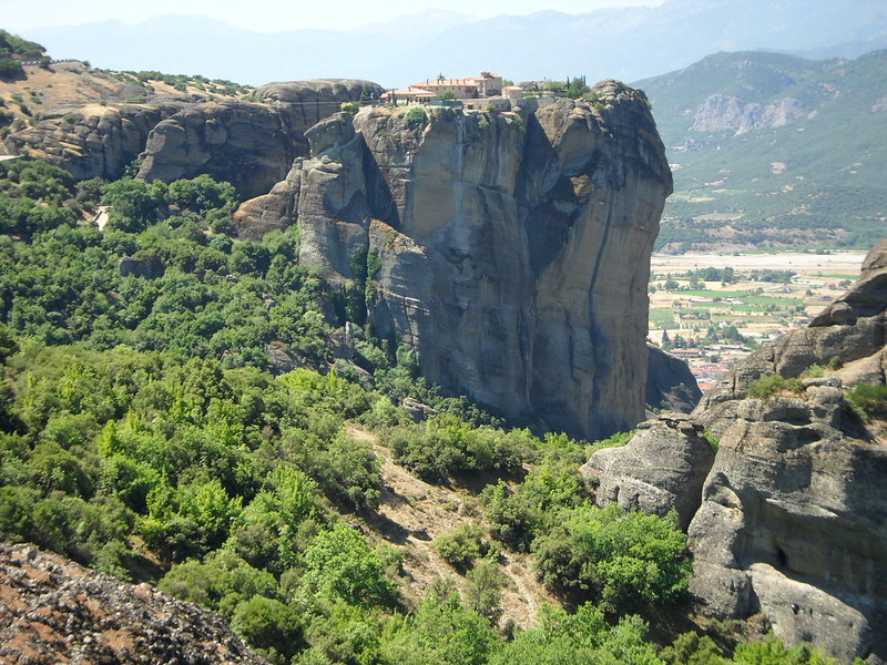 Vistas de los Monasterios de Meteora al borde de la montaña.