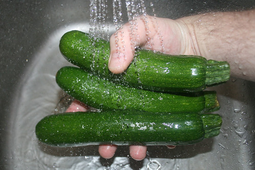 12 - Zucchini waschen / Wash zucchini