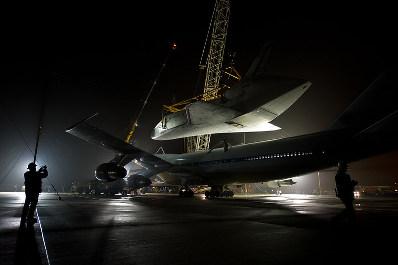 Shuttle Discovery Is Demated From SCA (201204190011HQ)
