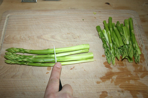 12 - Spargel halbieren / Cut asparagus in half