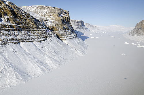 格陵蘭北岸未命名的峽谷。（NASA提供。）