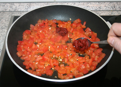 19 - Tomatenmark hinzu geben / Add tomato puree