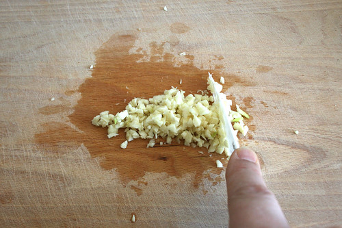 12 - Knoblauch zerkleinern / Cut garlic